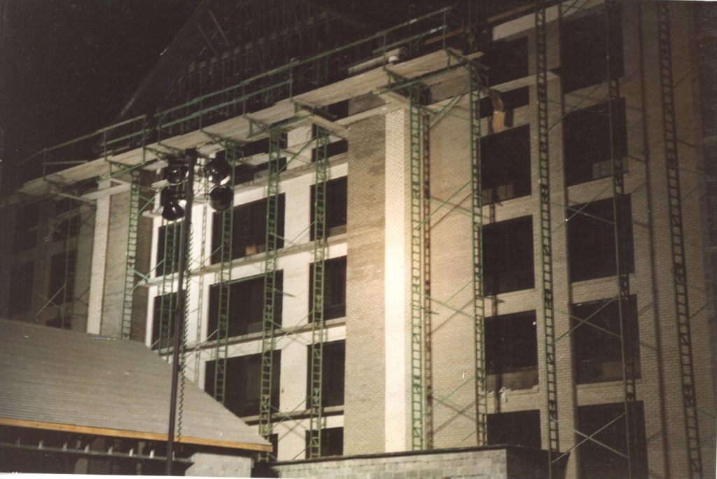 Adjustable scaffolding