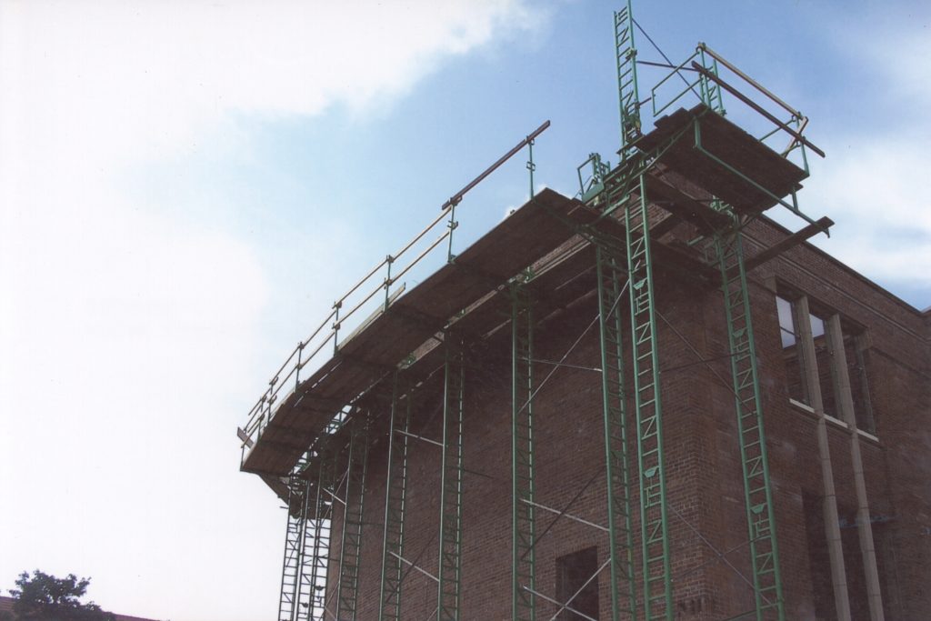 Crank-up bricklaying scaffolding