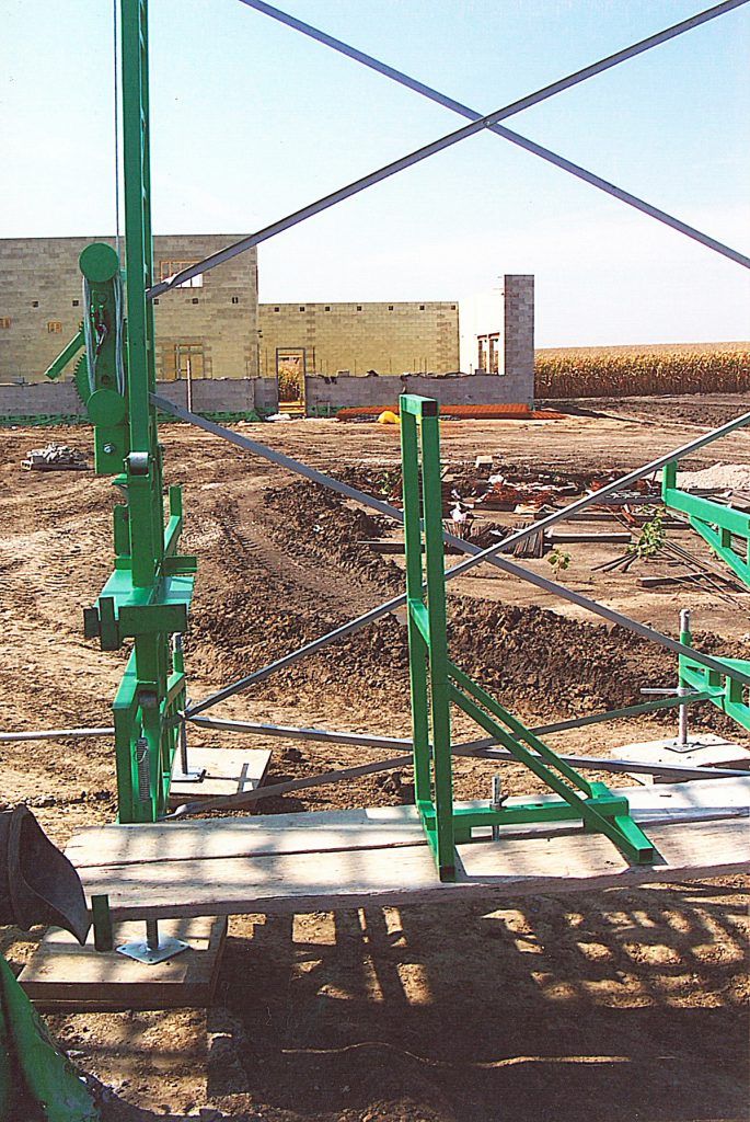 Adjustable masonry scaffolding barricade guardrail