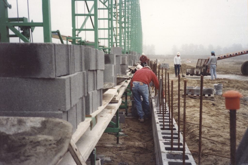Adjustable masonry scaffolding